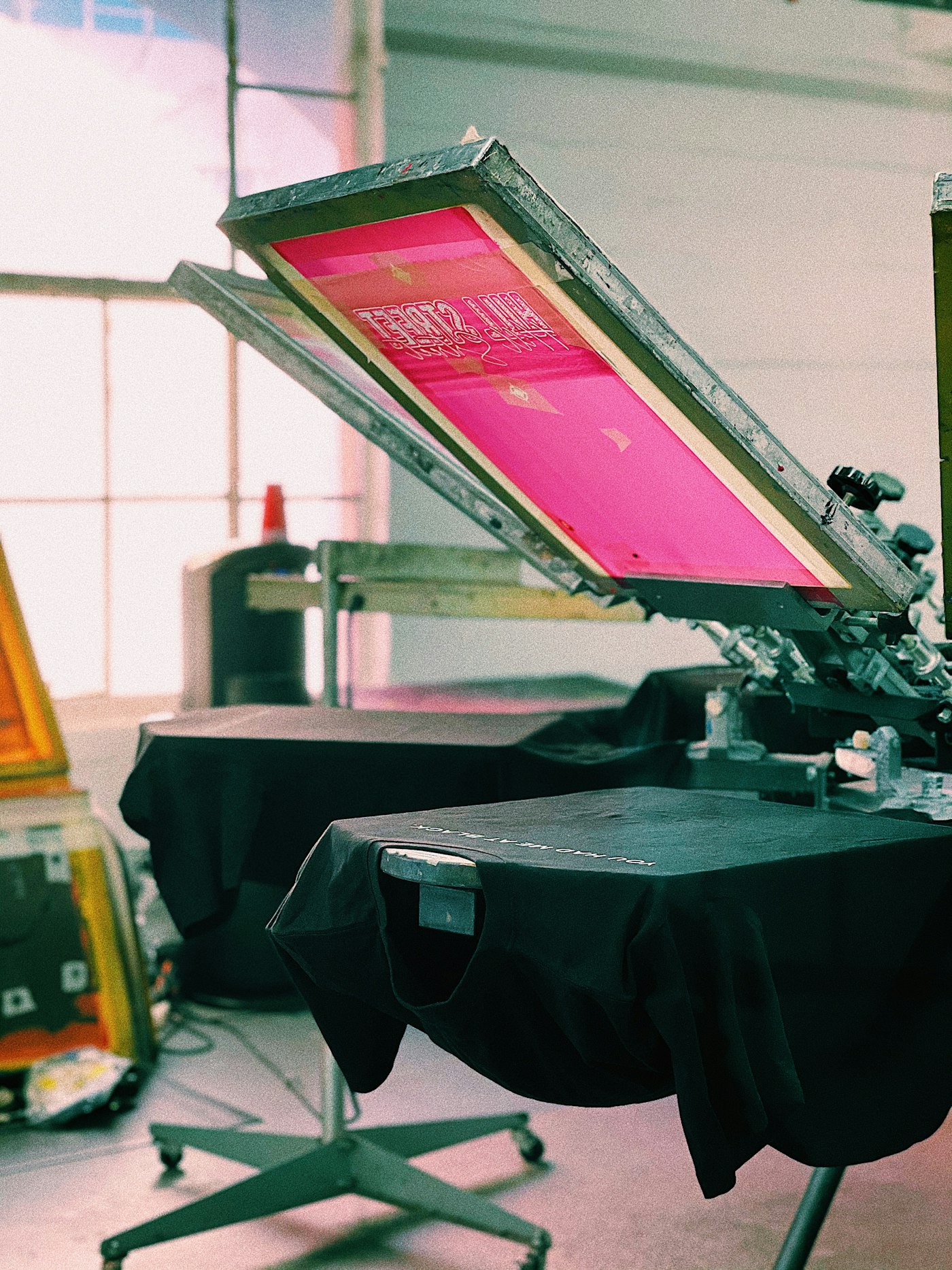 Macchina serigrafica che stampa una piccola tiratura